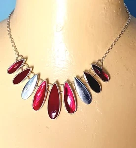 Red Acrylic & Silver Tone Metal Necklace B114 - Picture 1 of 3