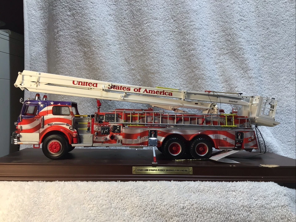 FIRE ENGINE LTD. EDITION  1148/ 3500 FRANKLIN MINT  STARS & STRIPES SNORKEL     - Image 1 of 4