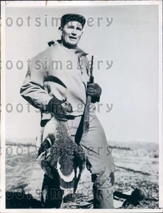 1944 WWII Marine Ace Pilot Hunter With His Game Klamath Falls OR Press Photo - Picture 1 of 2