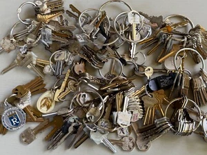 4 Pounds Mixed Lot of Vintage House Car Lock Keys on Rings Keychains - Picture 1 of 10