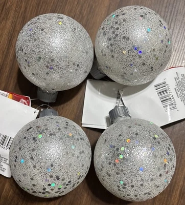 Juego de 4 bolas redondas adorno LED, plateadas, enciende batería incluida 3,5” NUEVO Foto 1 de 4