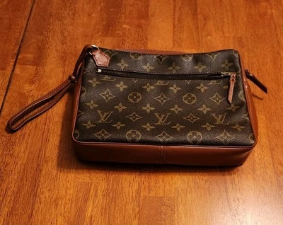 Bolso sin asas deportivo Louis Vuitton de cuero con monograma usado excelente estado  Foto 1 de 4
