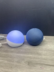 (Set di 2) Amazon Echo Dot 5a generazione altoparlante intelligente blu C2N6L4 + S7RN5S Echo Globe - Foto 1 di 7