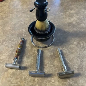 Lote De Colección De 3 Maquinillas De Afeitar De Seguridad Con Cepillo Crema De Afeitar y Taza Sobre Soporte - Imagen 1 de 15