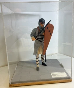 Normannischer Soldat Kostüm Puppe in Vitrine aus Doncaster Museum - Bild 1 von 7