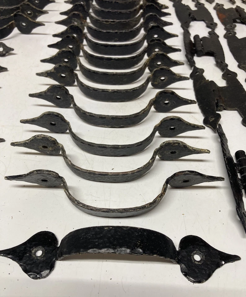 Lote de 55 peças de puxador e dobradiça vintage recuperada recuperada com parafusos góticos - COMO ESTÁ - Imagem 1 de 4