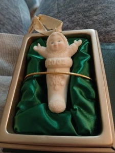Department 56 Snowbabies Ornament "Baby In My Stocking" 2002 - Bild 1 von 11