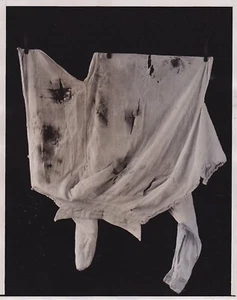 HOLES IN A SHIRT * VINTAGE Malerisch KÜNSTLERISCH 1930 AMERIKANISCHES Pressefoto - Bild 1 von 2
