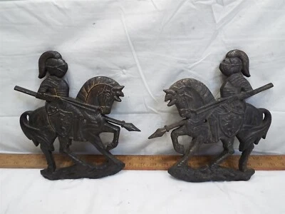Par de Placas de Ferro Fundido Vintage Cavaleiros Medievais em Armadura com Lança Placas de Cavalo - Imagem 1 de 4
