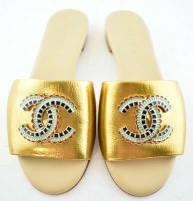 Chanel 19A Oro Laminado Piel de Cordero CC Rojo Logo Deslizable Sandalia Sin Cordones Mula Plana 36 Foto 1 de 4