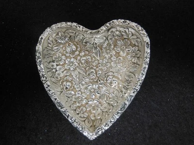 Cómoda/bandeja de anillo firmada Stieff Rose Repousse de plata esterlina en forma de corazón Foto 1 de 4
