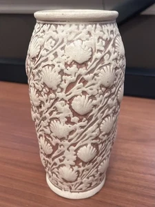 Par de jarrones antiguos de cerámica Weller 1914 - línea marfil Clinton, patrón de concha - Imagen 1 de 15