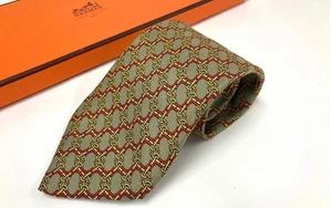 Corbata Hermes 100 % seda patrón geométrico Francia gris amarillo rojo extremo liso usada - Imagen 1 de 6
