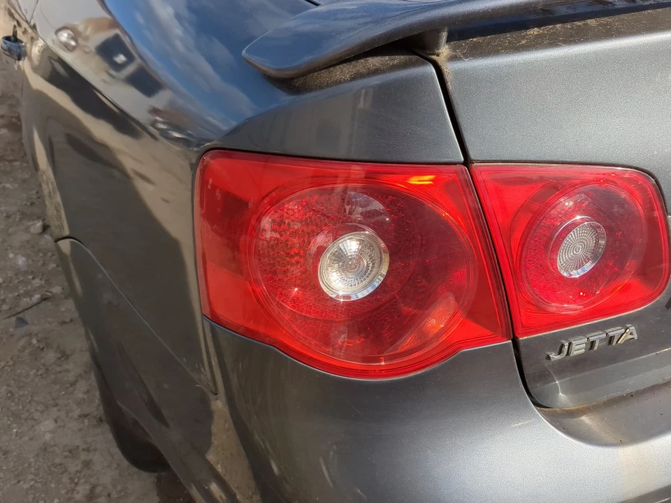 Luz trasera izquierda conductor Volkswagen Jetta 2005-2007 OEM TKYFZ Foto 1 de 1