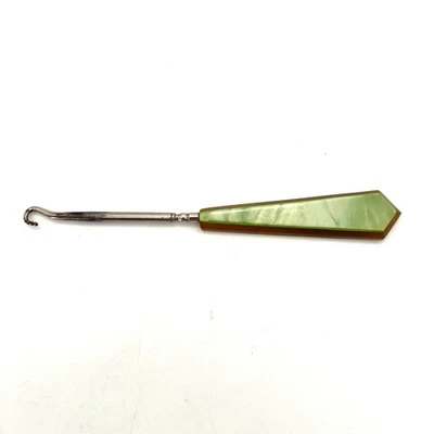 Herramienta de gancho de botón de baquelita de la era victoriana vintage eje de metal verde perla y marrón Foto 1 de 4