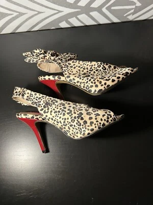 Zapatos Betsey Johnson Irving Tacones Leopardo Estampado Animal Lazo Rojo Tallo Talla 6.5 Foto 1 de 4
