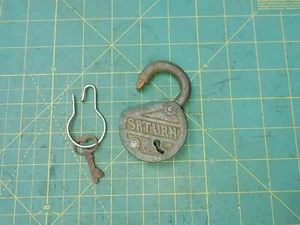 Candado Saturn antiguo vintage de Estados Unidos con llaves funciona - Imagen 1 de 6