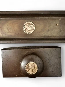 Antikes Tintenlöscher Set mit klassischem Medaillon - Metall Schreibtisch Tablett + Löscher - Bild 1 von 7