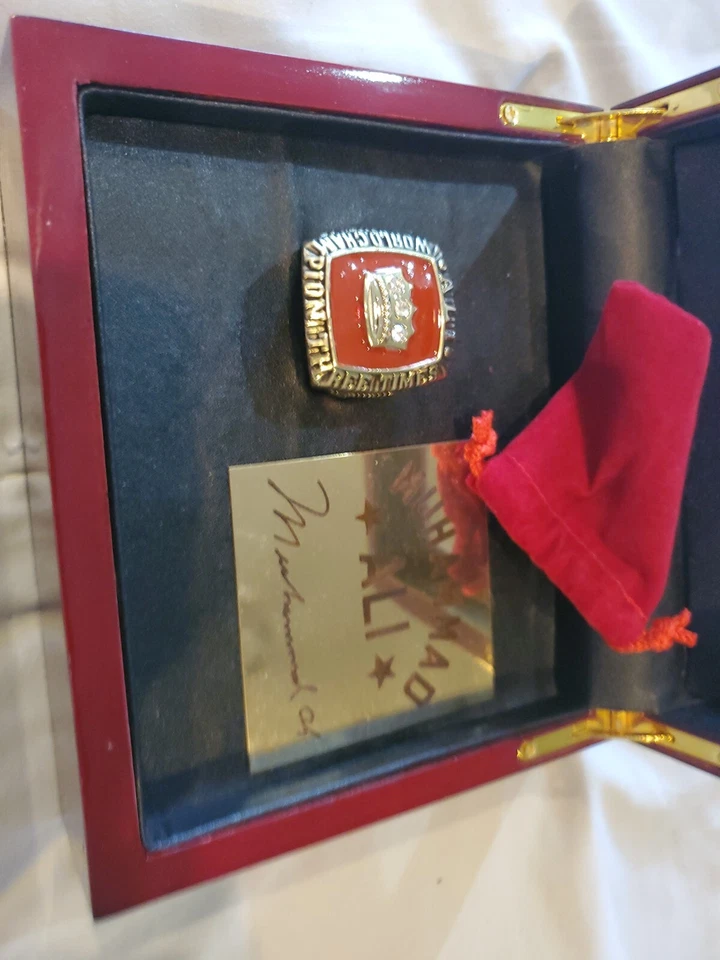 ANILLO CAMPEONATO MUNDIAL MUHAMMAD ALI EN CAJA PERSONALIZADA Foto 1 de 4