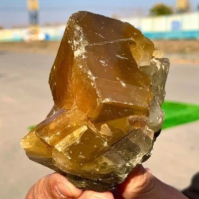 Cristal de barita cuboide dorado brillante de 1,35 lb basado en fluorita esférica púrpura Foto 1 de 4
