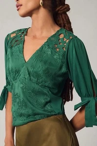 Camicetta Tiny Anthropologie taglia L verde ophelia ricamata top ritagli maniche fiocco - Foto 1 di 21