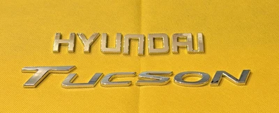 HYUNDAI TUCSON - PLACA/EMBLEMA COCHE - REQUIERE ADHESIVO TRASERO Foto 1 de 2