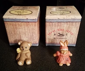 2 Stück ~ Giordano ~ vom Dachboden ~ Teddybär & Hannah Hase Figuren mit Box - Bild 1 von 6
