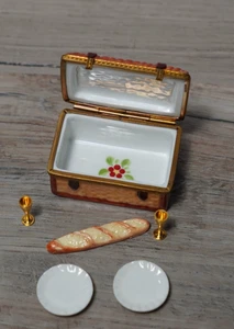 Limoges Frankreich Peint Main Picknickkorb Schmuckschatulle signiert mit Brot und Tellern - Bild 1 von 9