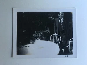 POL790 Polaroid Photo de Plateau Vintage Cinéma Michel Piccoli Claudia Cardinale - Picture 1 of 1