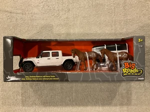 1:32 Jeep Gladiator Rubicon with Horse Trailer and Horses 47366.  New in Box. - Picture 1 of 7