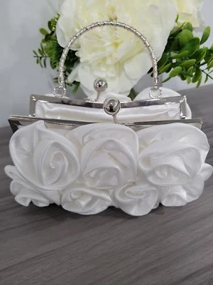 Elegante Cartera sin asas blanca satinada con asa de diamantes de imitación y cadena graduación boda Foto 1 de 4