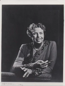 Foto de prensa 1953 Eleanor Roosevelt posa para el fotógrafo Yousuf Karsh - Imagen 1 de 2