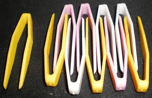 10 Kunststoff-Pinzetten 5,5cm farbig sortiert, gelb / weiß / rosa - Bild 1 von 1