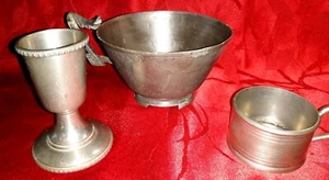 Ensemble de 3 petits étains et métal blanc coquetier,porte tasse et tasse - Foto 1 di 10
