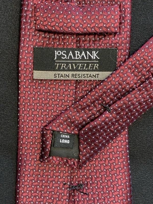 Corbata de seda Jos A Bank Traveler larga roja borgoña micro puntos resistente a las manchas Foto 1 de 4