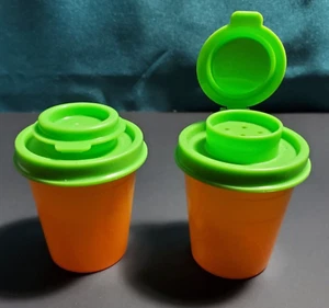 Nuovo Tupperware 2 oz Midgets sale e pepe shaker arancione con guarnizioni verdi - Foto 1 di 1