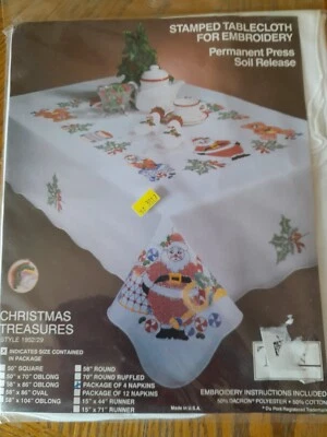 Tobin Stamped 刺绣十字绣套装 4 个餐巾纸圣诞宝藏新品 — 第 1/2 张图片