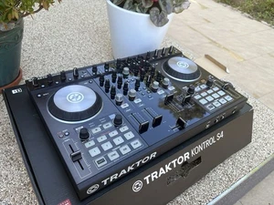 Native Instruments Traktor Kontrol S4 DJ-Controller - Bild 1 von 16