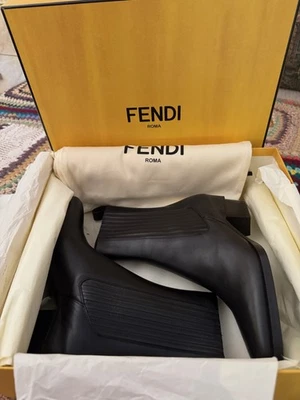 Nuevo botín Fendi Chelsea de cuero negro con logotipo dorado EU39/US8.5 Foto 1 de 4