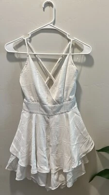 Romper feminino branco com babados com alças cruzadas nas costas - Imagem 1 de 2