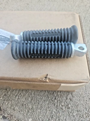 Drag Specialties Harley Davidson  - 1620-1839 - Rubber Driver Footpegs #498 - Image 1 of 4