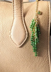 DIJE CON CUENTAS VERDE Y DORADO PARA BOLSO DE MANO BOLSO MOCHILA CARTERA VERDE ESMERALDA - Imagen 1 de 9