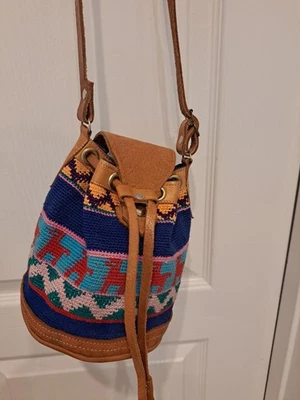 Bolso Cubo Wayuu Mochila Talla M Crochet Macrone Multicolor Cordón Cuero Cruzado Foto 1 de 4