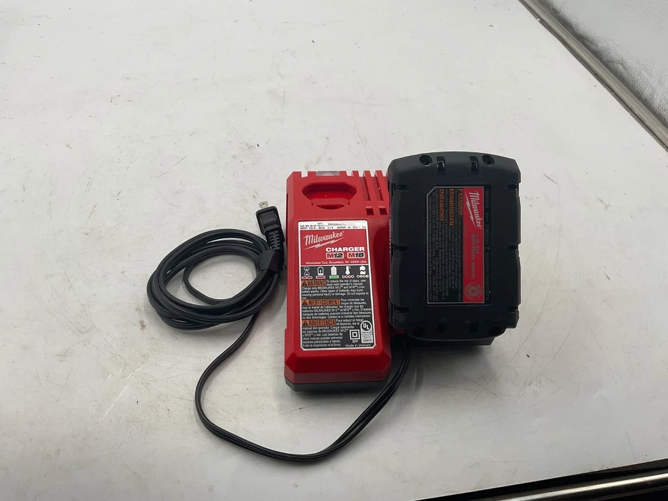 Cargador de batería Milwaukee 48-59-1812 + batería 48-11-1815 Foto 1 de 2