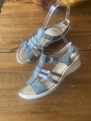 ECCO Felicia 踝带凉鞋灰色银色皮革舒适平底楔形 6 37 码 — 第 1/4 张图片