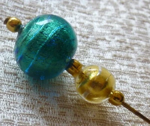 Vidrio vintage 1970 Murano Venecia 5"" de largo azulado y dorado 1"" dia. Pin bufanda / sombrero - Imagen 1 de 4