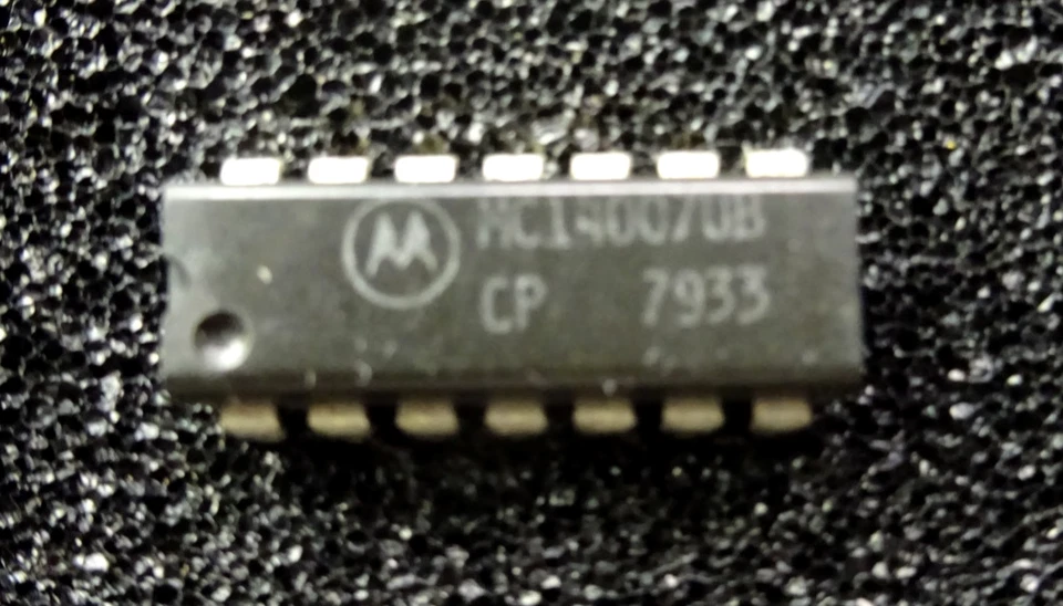 MC14007UB Motorola Inversor 3-Func1-Input CMOS PDIP14, Circuito Integrado Foto 1 de 1