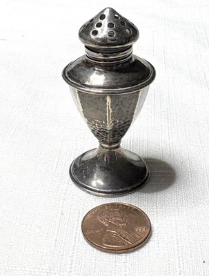 Salero Webster martillado de plata de ley era decorativa Foto 1 de 4