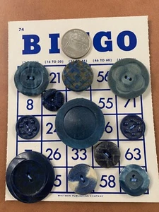 11 blaue Vintage Knöpfe auf einer Vintage Bingo Karte zum Basteln, Nähen, Sammeln - Bild 1 von 6