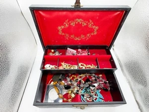 VINTAGE SCHWARZES SCHMUCKKÄSTCHEN MIT MODESCHMUCK KONVOLUT SAMMLUNG KONVOLUT - Bild 1 von 10